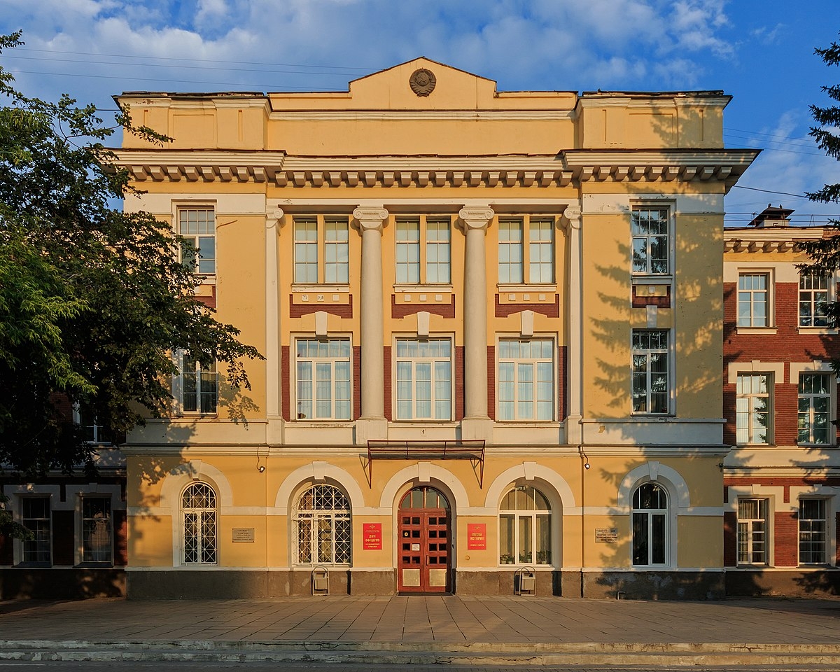 https://back.b.devtwin.multikey.studio/media/place/-Novosibirsk_Officers_House_07-2016_img3.jpg