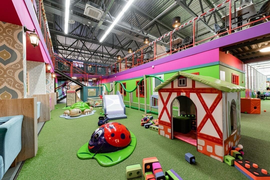 https://back.b.devtwin.multikey.studio/media/place/fun-city-IMG_3332.jpeg