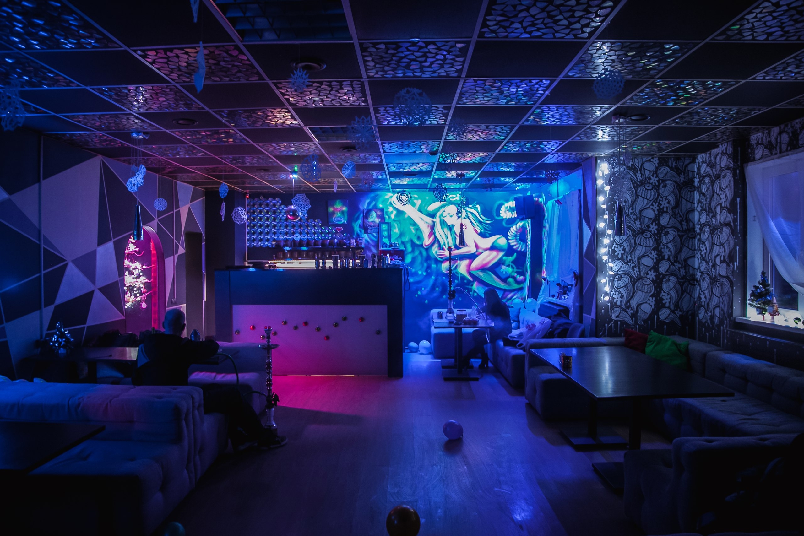https://back.b.devtwin.multikey.studio/media/place/lounge-bar-none-lwzogSaRu74.jpg