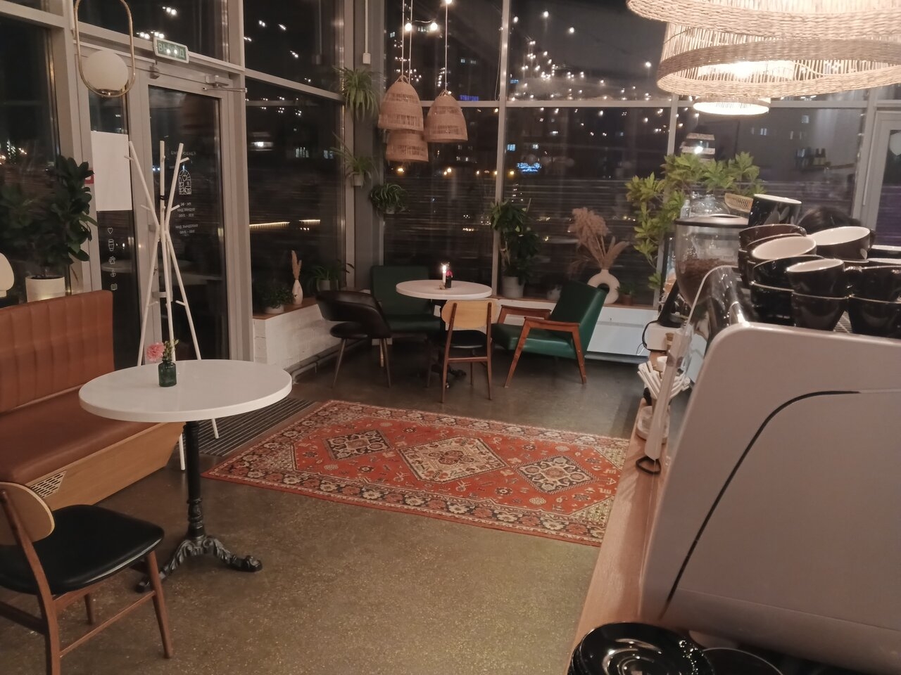 https://back.b.devtwin.multikey.studio/media/place/none-none-none-XXXL3.jpg