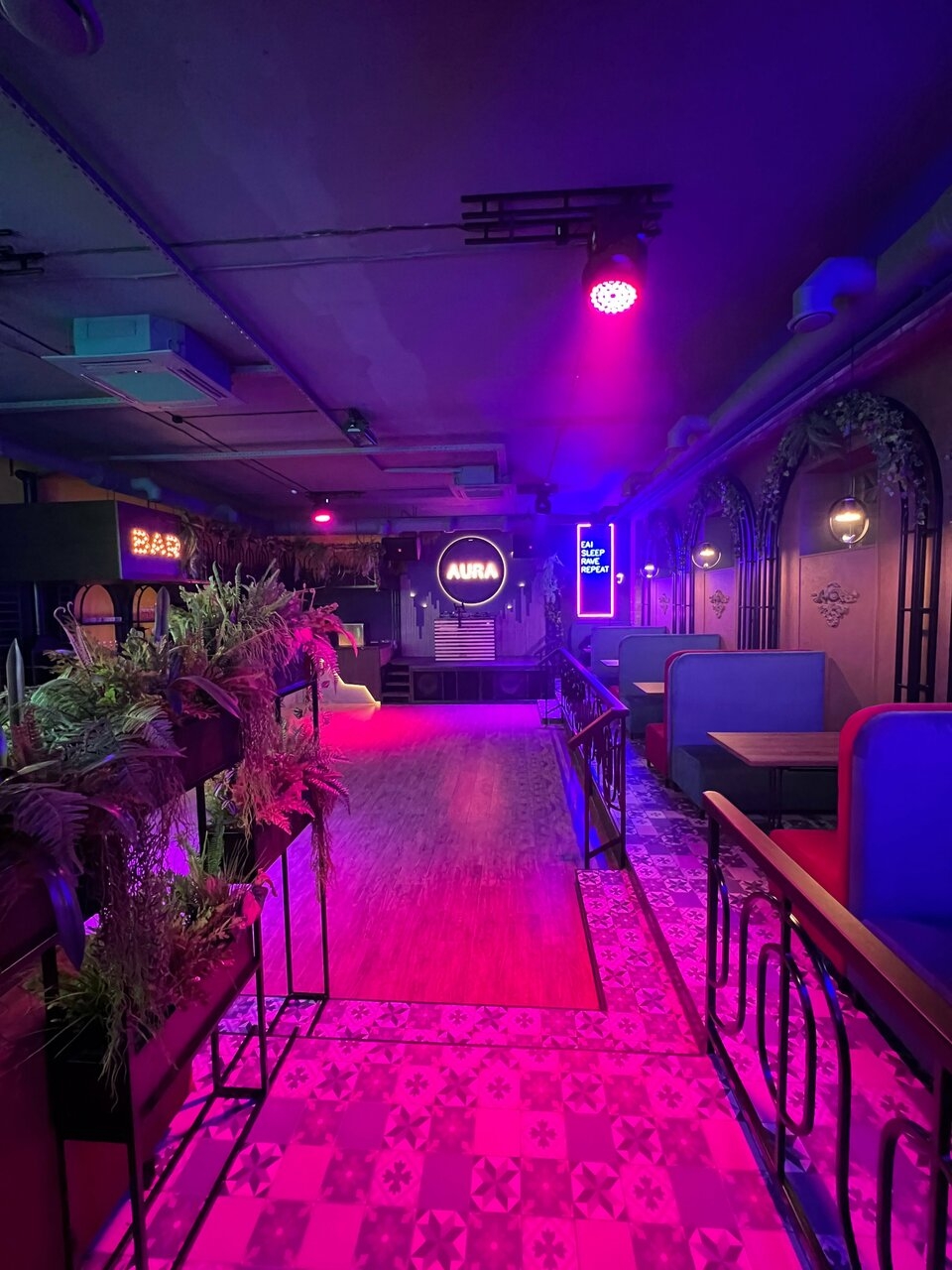 https://back.b.devtwin.multikey.studio/media/place/restoclub-XXXL2.jpg