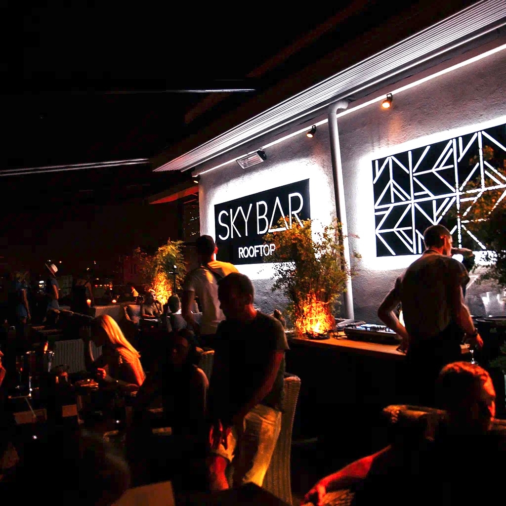 https://back.b.devtwin.multikey.studio/media/place/rooftop-sky-bar-IMG_2343.jpeg