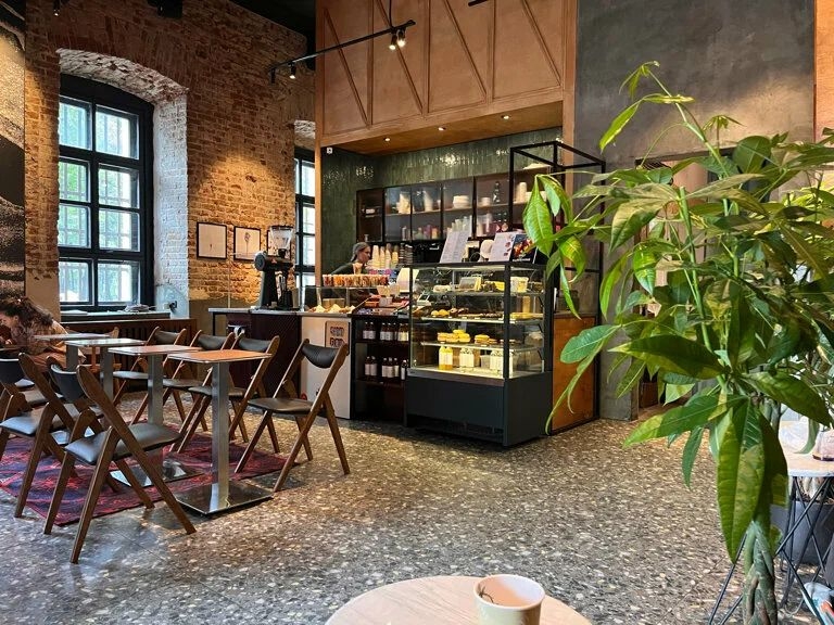 https://back.b.devtwin.multikey.studio/media/place/surf-coffee-x-fabrika-XXXL_3.webp.jpeg